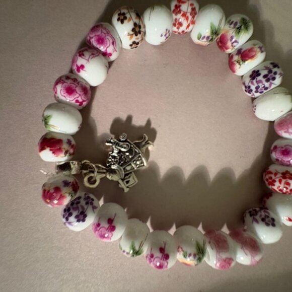 Garden Charm Bracelet gift set of 4 porcelain Alice in Wonderland bracelets - Picture 3 of 5